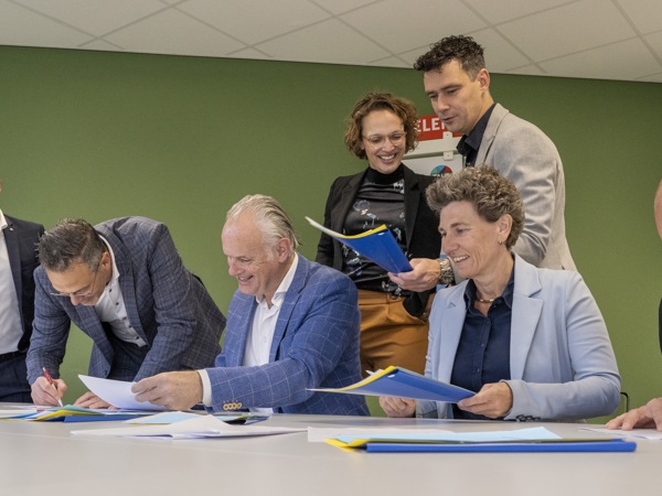 Contractondertekening Woningdelen Pers